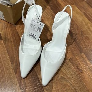 Brand New Pair of White Pumps in size 38- perfect for brides and weddings